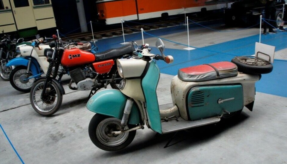 Eisenbahn & Tehnik Museum - ProraDa kan vi fjerne oss fra russisk luksus til Troll. Ikke den norske på fire, men en øst-tysk på to. En 150 kubikk scooter fra 1964 bygget av IWL. (Foto: Jon Winding-Sørensen) Eisenbahn & Tehnik Museum - ProraDa kan vi fjerne oss fra russisk luksus til Troll. Ikke den norske på fire, men en øst-tysk på to. En 150 kubikk scooter fra 1964 bygget av IWL. (Foto: Jon Winding-Sørensen)