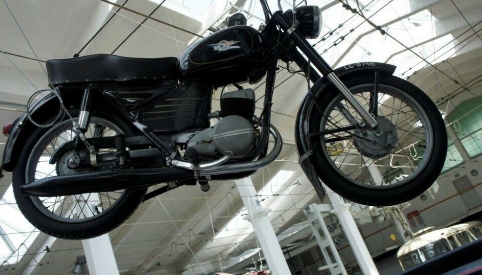 Museet for Teknologi og TransportMen det var visst ikke slutt på motorsykler ned fra taket. En WSK M06B som debuterte i 1966 og ble kjent som'den tause» fordi den også hadde innsugningsdemper. (Foto: Jon Winding-Sørensen) Museet for Teknologi og TransportMen det var visst ikke slutt på motorsykler ned fra taket. En WSK M06B som debuterte i 1966 og ble kjent som'den tause» fordi den også hadde innsugningsdemper. (Foto: Jon Winding-Sørensen)