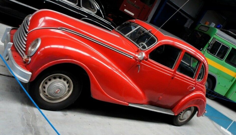 Eisenbahn & Tehnik Museum - ProraEtter krigen ble disse BMW-ene omdøpt til EMW fra 1952. Dette er en veldig attraktiv 340 fra 1952. Det var på hekta at russerne demonterte fabrikken i Eisenach, men i 1949 kom produksjonen av denne i gang igjen. (Foto: Jon Winding-Sørensen) Eisenbahn & Tehnik Museum - ProraEtter krigen ble disse BMW-ene omdøpt til EMW fra 1952. Dette er en veldig attraktiv 340 fra 1952. Det var på hekta at russerne demonterte fabrikken i Eisenach, men i 1949 kom produksjonen av denne i gang igjen. (Foto: Jon Winding-Sørensen)