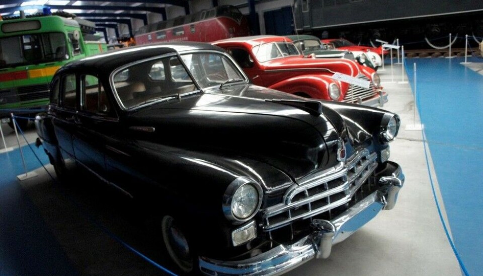 Eisenbahn & Tehnik Museum - ProraHer har vi en av russernes prestisjebiler, en 3,5-liters ZIM 12 fra 1957. Den var i slekt med Buick og kunne kjøre gjennom 60 cm dypt vann uten at en dråpe trengte inn. (Foto: Jon Winding-Sørensen) Eisenbahn & Tehnik Museum - ProraHer har vi en av russernes prestisjebiler, en 3,5-liters ZIM 12 fra 1957. Den var i slekt med Buick og kunne kjøre gjennom 60 cm dypt vann uten at en dråpe trengte inn. (Foto: Jon Winding-Sørensen)