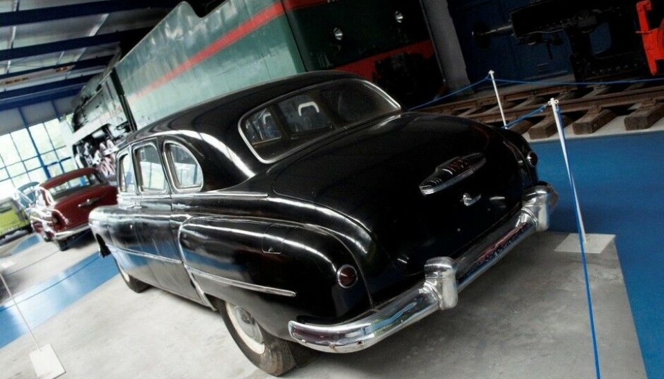 Eisenbahn & Tehnik Museum - ProraHer har vi en av russernes prestisjebiler, en 3,5-liters ZIM 12 fra 1957. Den var i slekt med Buick og kunne kjøre gjennom 60 cm dypt vann uten at en dråpe trengte inn. (Foto: Jon Winding-Sørensen) Eisenbahn & Tehnik Museum - ProraHer har vi en av russernes prestisjebiler, en 3,5-liters ZIM 12 fra 1957. Den var i slekt med Buick og kunne kjøre gjennom 60 cm dypt vann uten at en dråpe trengte inn. (Foto: Jon Winding-Sørensen)