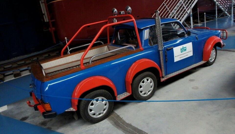 Eisenbahn & Tehnik Museum - ProraHer er det fire yrkesskole-elever som har moret seg med å koble en Polo sammen med en Trabant. Med tandemen på plass måler den 4,9 meter i lengden. (Foto: Jon Winding-Sørensen) Eisenbahn & Tehnik Museum - ProraHer er det fire yrkesskole-elever som har moret seg med å koble en Polo sammen med en Trabant. Med tandemen på plass måler den 4,9 meter i lengden. (Foto: Jon Winding-Sørensen)