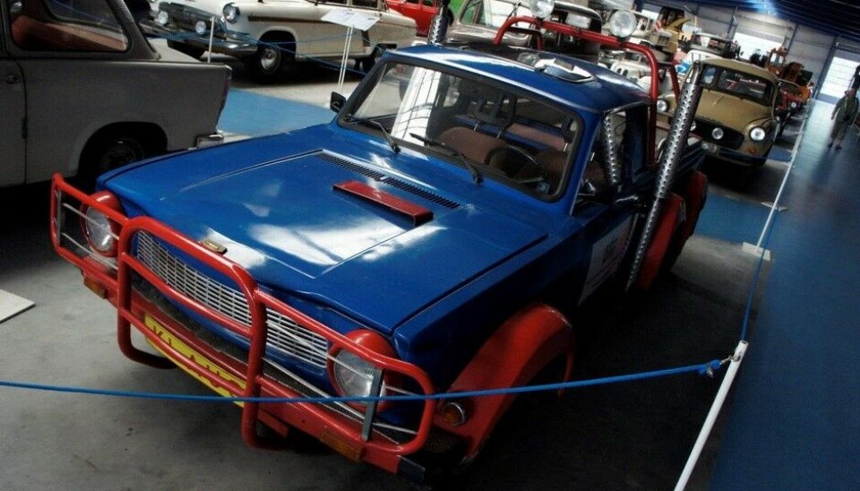 Eisenbahn & Tehnik Museum - ProraHer er det fire yrkesskole-elever som har moret seg med å koble en Polo sammen med en Trabant. Med tandemen på plass måler den 4,9 meter i lengden. (Foto: Jon Winding-Sørensen) Eisenbahn & Tehnik Museum - ProraHer er det fire yrkesskole-elever som har moret seg med å koble en Polo sammen med en Trabant. Med tandemen på plass måler den 4,9 meter i lengden. (Foto: Jon Winding-Sørensen)