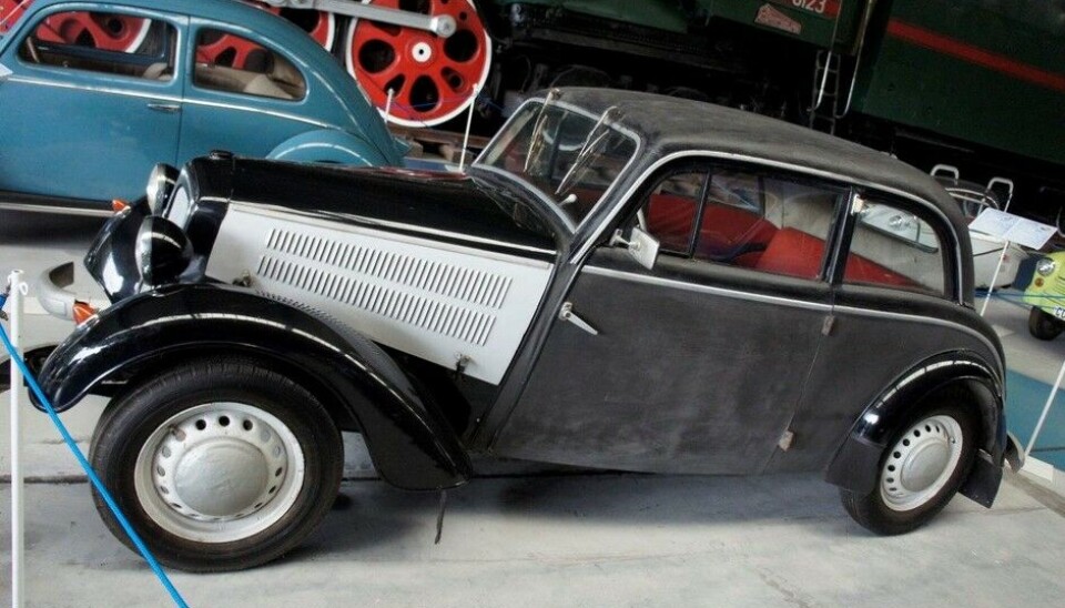 Eisenbahn & Tehnik Museum - ProraDen er fra 1958, men ser ut som en førkrigsmodell. Med god grunn det som het Audi-fabrikken i Zwickau begynte å bygge førkrigs-DKWer igjen i 1959. Dette er en F8 og het IFA på den tiden. (Foto: Jon Winding-Sørensen) Eisenbahn & Tehnik Museum - ProraDen er fra 1958, men ser ut som en førkrigsmodell. Med god grunn det som het Audi-fabrikken i Zwickau begynte å bygge førkrigs-DKWer igjen i 1959. Dette er en F8 og het IFA på den tiden. (Foto: Jon Winding-Sørensen)