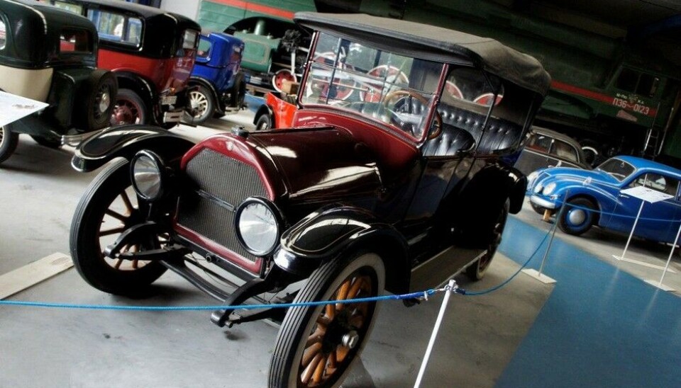 Eisenbahn & Tehnik Museum - ProraEnda en Willys. Denne er fra 1916 og utstyrt med den kostbare og blårøykblåsende Knight-motoren. Sleideventiler var ikke spesielt vellykket. (Foto: Jon Winding-Sørensen) Eisenbahn & Tehnik Museum - ProraEnda en Willys. Denne er fra 1916 og utstyrt med den kostbare og blårøykblåsende Knight-motoren. Sleideventiler var ikke spesielt vellykket. (Foto: Jon Winding-Sørensen)