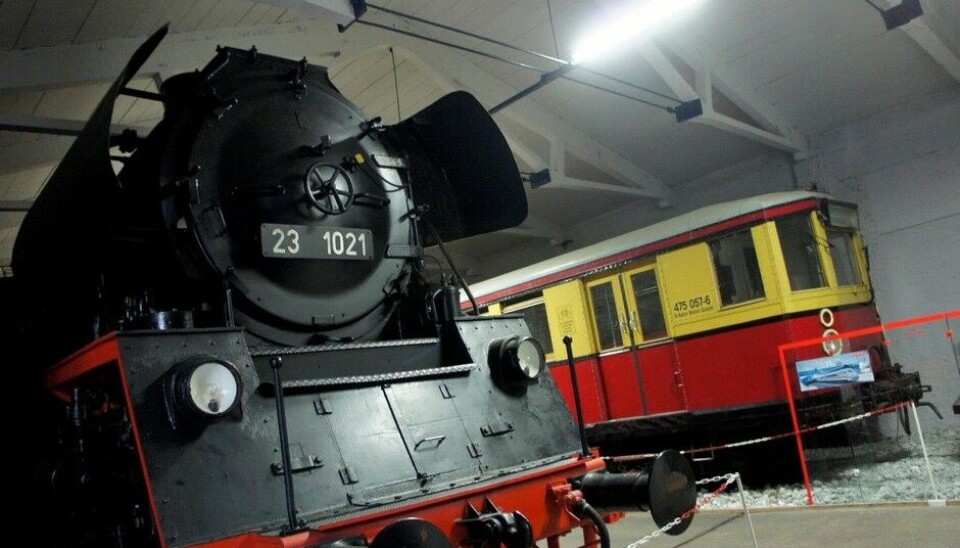 Eisenbahn & Tehnik Museum - ProraMen vi må jo ta med oss et par av de virkelig store lokene også. Den røde, strømlinjekjempen ble bygget i Berlin-Tegel i 1930 og veier 175 tonn. Det grønne, med Lenin og Stalin i front, er russisk, bygget i 1955. Tilsvarende tr(Foto: Jon Winding-Sørensen) Eisenbahn & Tehnik Museum - ProraMen vi må jo ta med oss et par av de virkelig store lokene også. Den røde, strømlinjekjempen ble bygget i Berlin-Tegel i 1930 og veier 175 tonn. Det grønne, med Lenin og Stalin i front, er russisk, bygget i 1955. Tilsvarende tr(Foto: Jon Winding-Sørensen)
