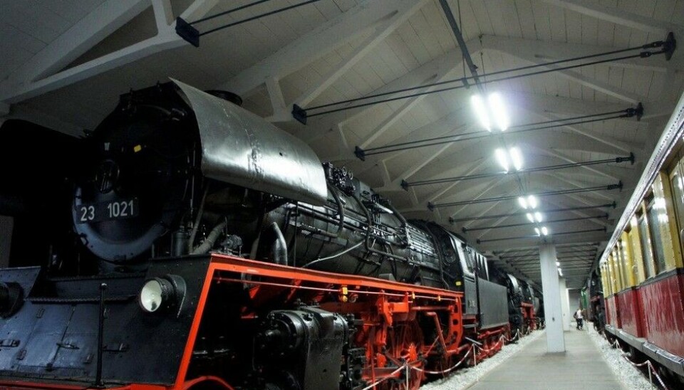 Eisenbahn & Tehnik Museum - ProraMen vi må jo ta med oss et par av de virkelig store lokene også. Den røde, strømlinjekjempen ble bygget i Berlin-Tegel i 1930 og veier 175 tonn. Det grønne, med Lenin og Stalin i front, er russisk, bygget i 1955. Tilsvarende tr(Foto: Jon Winding-Sørensen) Eisenbahn & Tehnik Museum - ProraMen vi må jo ta med oss et par av de virkelig store lokene også. Den røde, strømlinjekjempen ble bygget i Berlin-Tegel i 1930 og veier 175 tonn. Det grønne, med Lenin og Stalin i front, er russisk, bygget i 1955. Tilsvarende tr(Foto: Jon Winding-Sørensen)