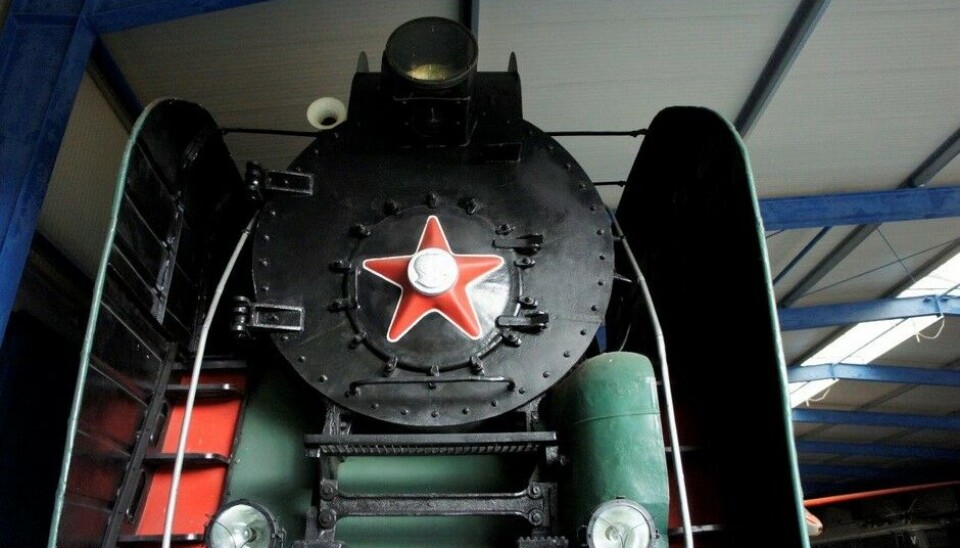 Eisenbahn & Tehnik Museum - ProraMen vi må jo ta med oss et par av de virkelig store lokene også. Den røde, strømlinjekjempen ble bygget i Berlin-Tegel i 1930 og veier 175 tonn. Det grønne, med Lenin og Stalin i front, er russisk, bygget i 1955. Tilsvarende tr(Foto: Jon Winding-Sørensen) Eisenbahn & Tehnik Museum - ProraMen vi må jo ta med oss et par av de virkelig store lokene også. Den røde, strømlinjekjempen ble bygget i Berlin-Tegel i 1930 og veier 175 tonn. Det grønne, med Lenin og Stalin i front, er russisk, bygget i 1955. Tilsvarende tr(Foto: Jon Winding-Sørensen)
