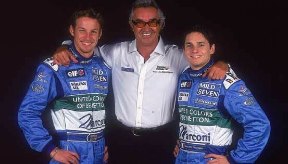 Teamsjef Flavio Briatore omgitt av 2001-førerneTeamsjef Flavio Briatore omgitt av 2001-førerne