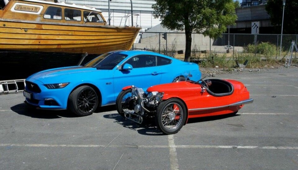 Ford Mustang GT FastbackHva er egentlig en sportsvogn? Umulig å velge, som her: V2 og tre hjul eller V8 og fire. Moro er det, uansett. (Foto: Jon Winding-Søensen)
