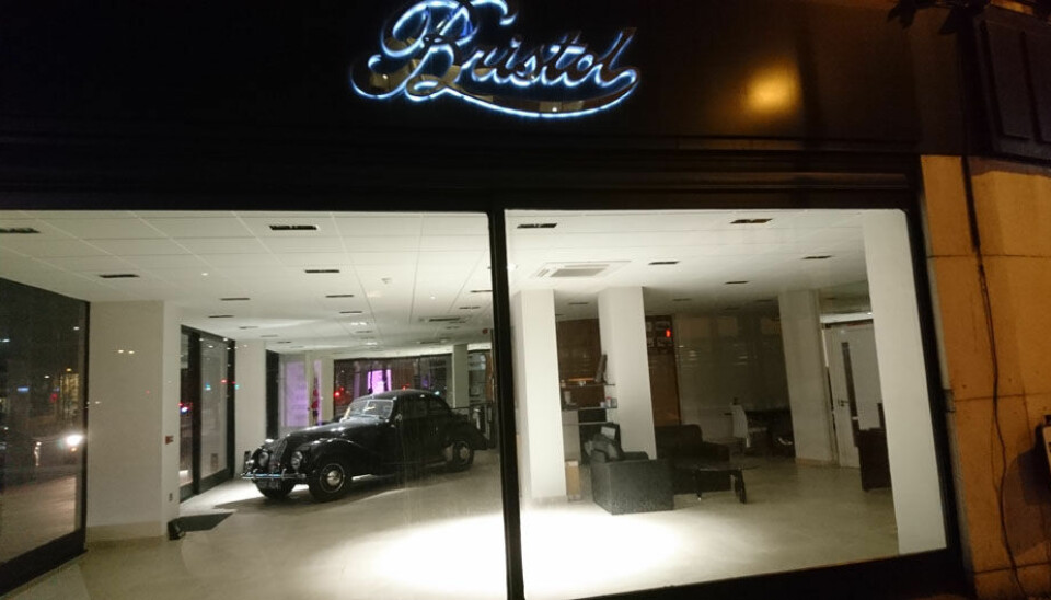 70 år med Land RoverIkke langt fra Design Museum i London kan du se det som en gang var verdens eneste Bristol-butikk. Der flyttes det ut, men logoen lyste fremdeles i natten.