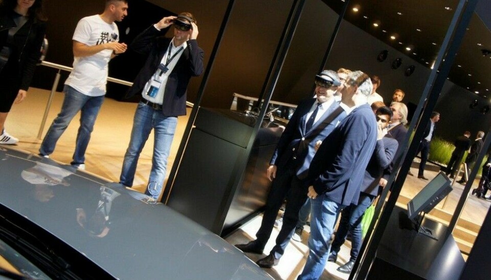 Farvel til FrankfurtVoksne folk er åpenbart fremdeles ikke lei av å titte inn i VR-briller. De står sågar i kø for å få lov.  (Foto: Jon Winding-Sørensen