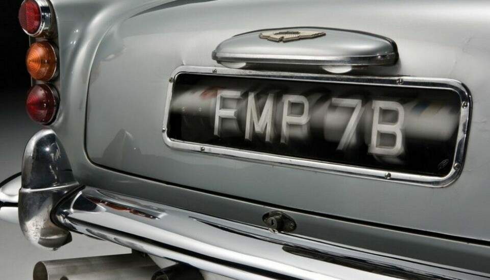 Aston Martin DB5 original fimbil for GoldfingerRoterende nummerskilt - Foto: RM Sotheby