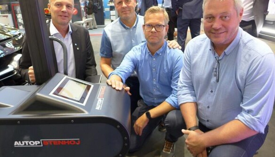 Automechanika 2018Daglig leder Tor Even Bustnes i Verksted & Industri Service (t.v.) inspiserer utstyr fra Stenhøj sammen med norske bransjekolleger.