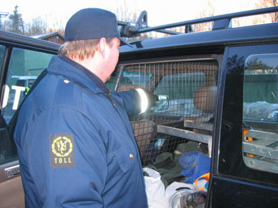 Tollvesenet er daglig ute pÃ¥ kontroll ved veiene. De stÃ¥r ikke bare i grenseland mot utlandet â men er like ofte pÃ¥ vanlige veier for Ã¥ se at det ikke er jukset med bilen i henhold til avgiftene. Foto: Knut Moberg d.e.Tollvesenet er daglig ute på kontroll ved veiene. De står ikke bare i grenseland mot utlandet men er like ofte på vanlige veier for å se at det ikke er jukset med bilen i henhold til avgiftene. Foto: Knut Moberg d.e.