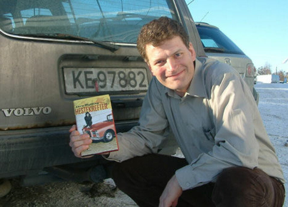 Forfatter Lars Mytting med sin debutroman Hestekrefter