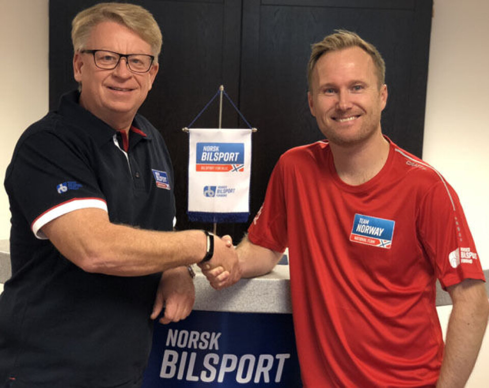 Generalsekretær Hallgeir Raknerud (t.v.) ønsker Atle Gulbrandsen velkommen som ny Sportssjef i Norges Bilsportforbund.