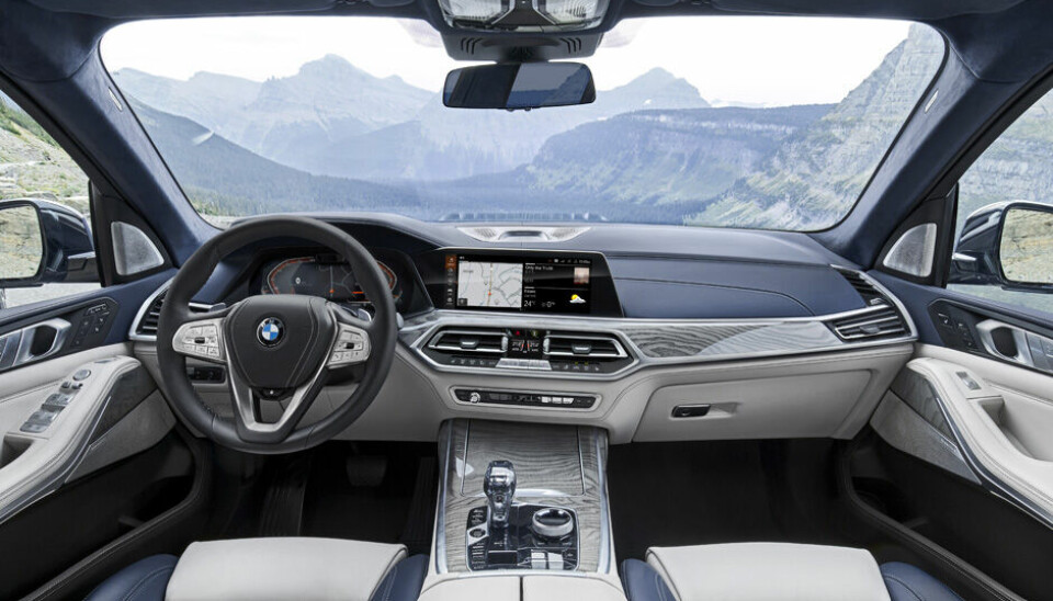 BMW X7.