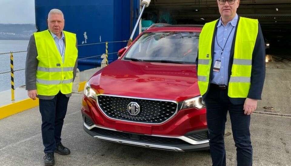 MG ZS EV ankommer Drammen BilhavnDag Asbjørnsen og Jan Kåre Holmedal i Norwegian Mobility Group