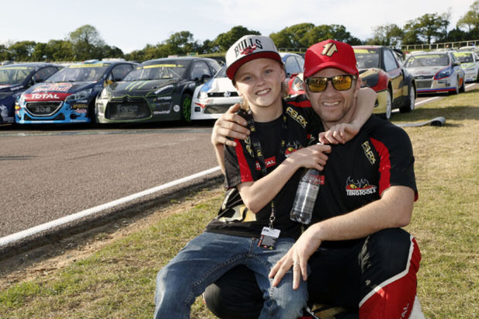 Oliver Solberg går i pappa Petters fotspor og stiller til start i en crosskart i Höljes til helgen: