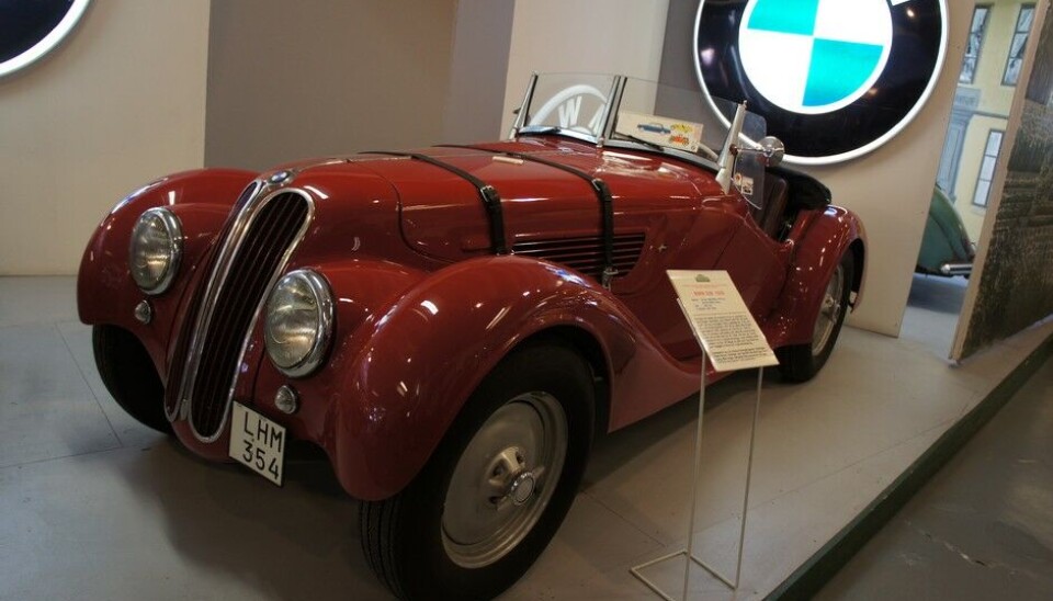 Arvika FordonsmuseumBMW 328, denne fra 1938, er en virkelig klassiker. 80 hk fra en 2-liters rekkesekser. Foto: Jon Winding-Sørensen Arvika FordonsmuseumBMW 328, denne fra 1938, er en virkelig klassiker. 80 hk fra en 2-liters rekkesekser. Foto: Jon Winding-Sørensen