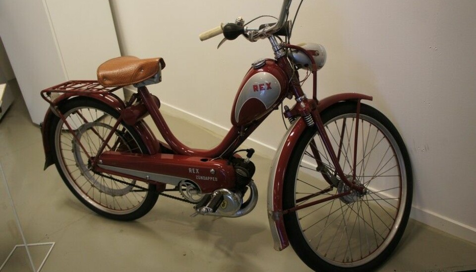 Arvika FordonsmuseumEn Rex Zündapp Lyx fra 1954. En av 50 mopeder som ble kjøpt av arbeiderne på Thermia-fabrikken i Arvika, med avdrag rett fra lønnen. Thermia hadde lokaler der Bilmuseet holder til nå. Foto: Jon Winding-Sørensen
