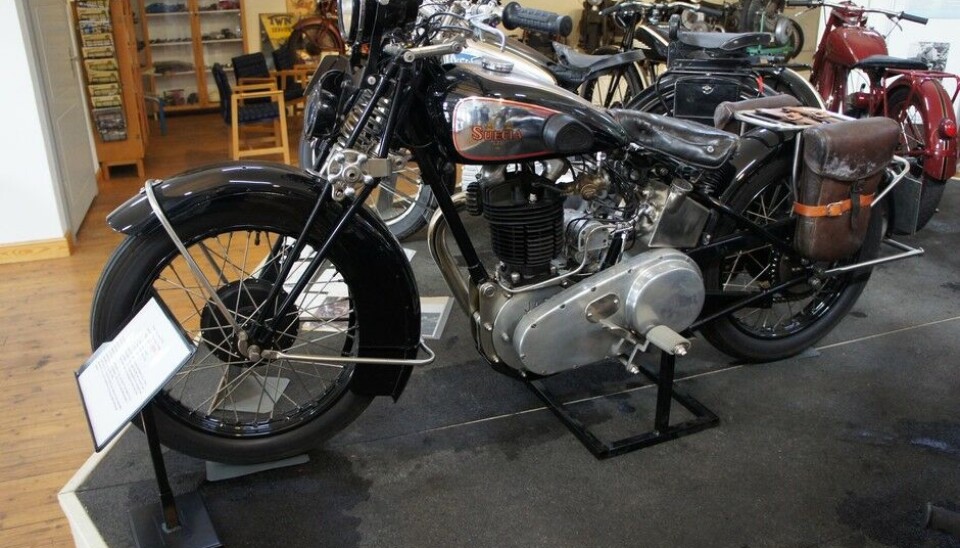 Arvika FordonsmuseumSuecia 500 fra 1939 med JAP 500-motor. Navnet sier vel at dette er en svensk sykkel, men alle komponenter, bortsett fra ramme og platedetaljer, ble kjøpt utenlands. Foto: Jon Winding-Sørensen Arvika FordonsmuseumSuecia 500 fra 1939 med JAP 500-motor. Navnet sier vel at dette er en svensk sykkel, men alle komponenter, bortsett fra ramme og platedetaljer, ble kjøpt utenlands. Foto: Jon Winding-Sørensen