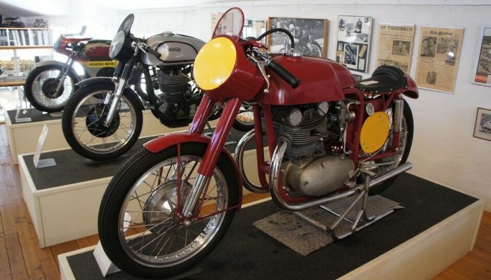 Arvika FordonsmuseumFabrikkracer fra Jawa 1952. 2-sylindret 500 ccm, 48 hk ved 7000 omdreininger. Foto: Jon Winding-Sørensen Arvika FordonsmuseumFabrikkracer fra Jawa 1952. 2-sylindret 500 ccm, 48 hk ved 7000 omdreininger. Foto: Jon Winding-Sørensen