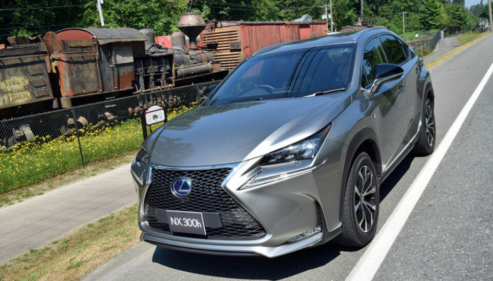 Gammel og ny tid: Lexus NX 300h, her som F-sport, blir Lexus viktigste bil i Norge. (Foto: Øivind Skar)