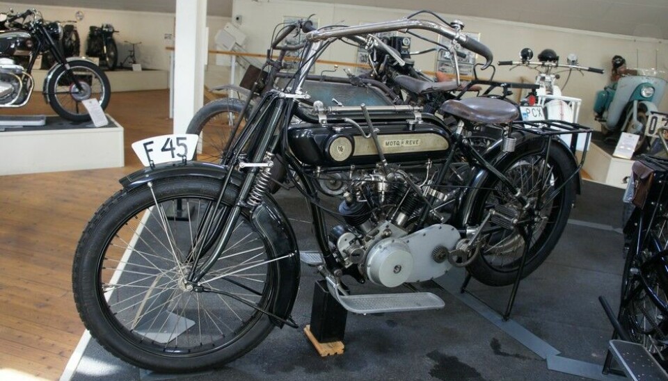 Arvika FordonsmuseumEn sveitsisk Motor Reve, slik den ble bygget av Husqvarna i 1914. 400 ccm, 2 sylindre og 3,5 hk. Foto: Jon Winding-Sørensen