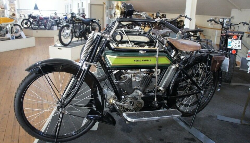 Arvika FordonsmuseumOgså fra 1914: en V-Twin fra Royal Enfield. 425 ccm og hele 14 hk. Foto: Jon Winding-Sørensen Arvika FordonsmuseumOgså fra 1914: en V-Twin fra Royal Enfield. 425 ccm og hele 14 hk. Foto: Jon Winding-Sørensen
