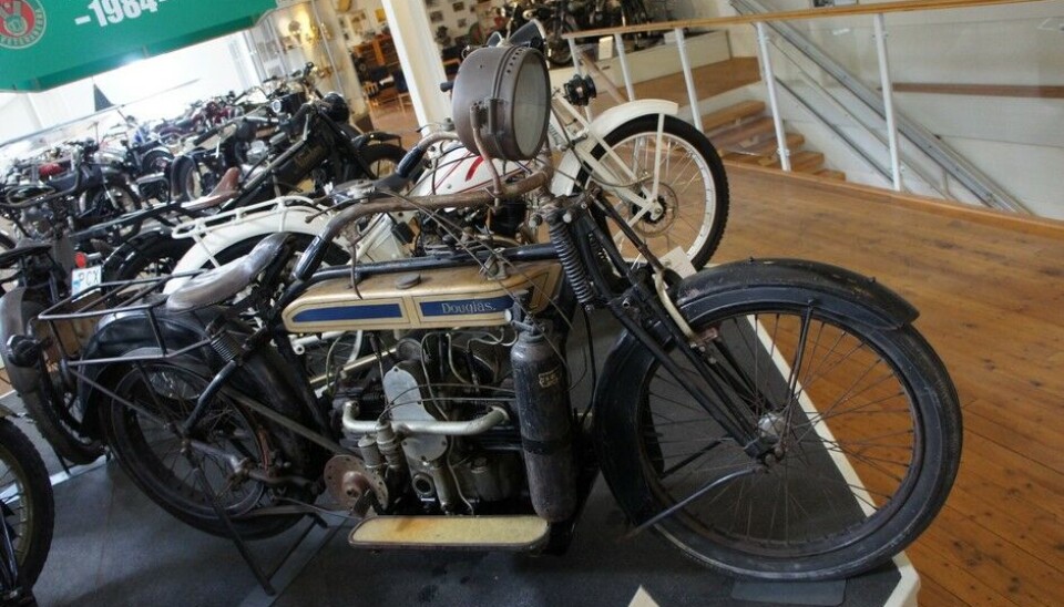 Arvika FordonsmuseumTypisk Douglas. Flat twin, med en sylinder forover og en bakover. Hvilken tror du fikk varmeproblemer? Her som 500 cc fra 1920. Foto: Jon Winding-Sørensen Arvika FordonsmuseumTypisk Douglas. Flat twin, med en sylinder forover og en bakover. Hvilken tror du fikk varmeproblemer? Her som 500 cc fra 1920. Foto: Jon Winding-Sørensen