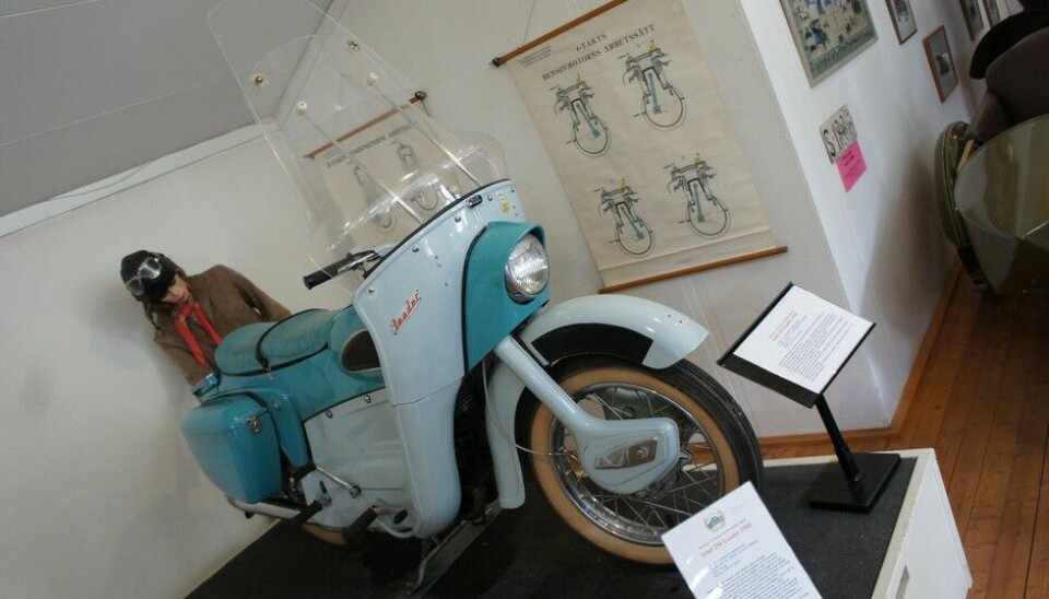 Arvika FordonsmuseumDet dukket opp mange håpløse scootere på 50- og 60-tallet. Ariel Leader (1960, 250 ccm) var en av dem. Foto: Jon Winding-Sørensen