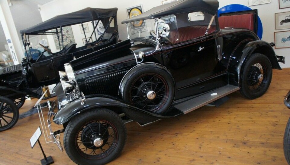 Arvika FordonsmuseumDa Ford endelig slapp T-modellen var det A som dukket opp. Dette er en Roadster fra 1931, bygget i Frankrike faktisk. Men med'verdensbil»-spesifikasjonene: firer, 3,3 liter, 65-70 hk. Foto: Jon Winding-Sørensen