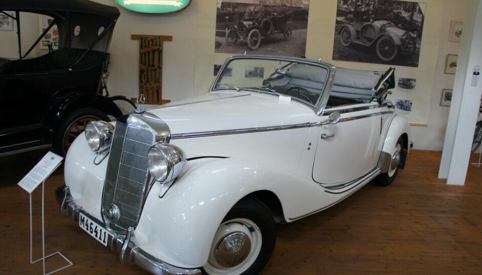 Arvika Fordonsmuseum170-serien fra Mercedes-Benz kom allerede i 1951, men denne Cabrioleten stammer fra 1951. Fremdeles 1,8 liter, sideventiler i de fire sylindrene og 52 hk. Foto: Jon Winding-Sørensen