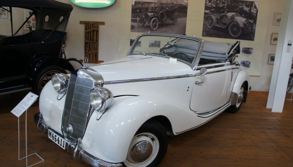 Arvika Fordonsmuseum170-serien fra Mercedes-Benz kom allerede i 1951, men denne Cabrioleten stammer fra 1951. Fremdeles 1,8 liter, sideventiler i de fire sylindrene og 52 hk. Foto: Jon Winding-Sørensen Arvika Fordonsmuseum170-serien fra Mercedes-Benz kom allerede i 1951, men denne Cabrioleten stammer fra 1951. Fremdeles 1,8 liter, sideventiler i de fire sylindrene og 52 hk. Foto: Jon Winding-Sørensen