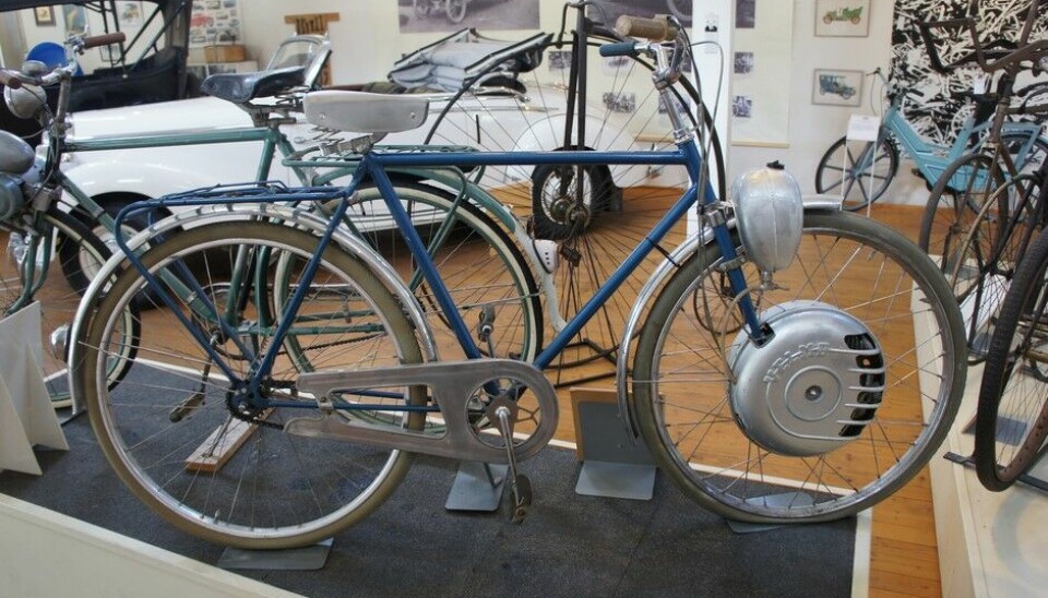 Arvika FordonsmuseumSvenske Charles Gustaf Valdemar Kroon fra Vänsbro bygde sin første motorsykkel allerede i 1909. Her er vi i 1953 og han har bygget en påhengsmotor for tråsykler. 1-sylindret to-takter, 32 ccm og 0,37 hk ved 4400 omdreininger. MonFoto: Jon Winding-Sørensen