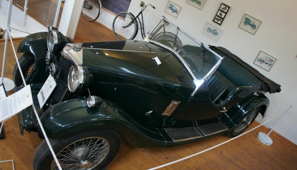 Arvika Fordonsmuseum Du trodde det var en klassisk MG? Nix, men en nær kollega: en fireseters Riley Nine Lynx fra 1934. 1,1 liter og 39 villige hester. Foto: Jon Winding-Sørensen