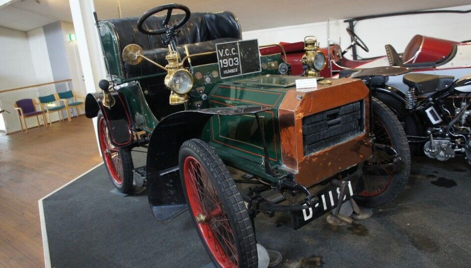 Arvika Fordonsmuseum Humbers lille Humberette fra 1903. De Dion har levert den 613 ccm store motoren som yter 5 hk. Det hele veier ikke mer enn 305 kg. Kardangdrift var avansert på slike småbiler den gang. Foto: Jon Winding-Sørensen Arvika Fordonsmuseum Humbers lille Humberette fra 1903. De Dion har levert den 613 ccm store motoren som yter 5 hk. Det hele veier ikke mer enn 305 kg. Kardangdrift var avansert på slike småbiler den gang. Foto: Jon Winding-Sørensen