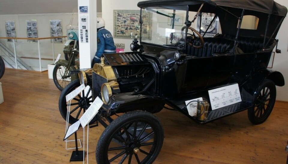 Arvika Fordonsmuseum Selvfølgelig må man ha med en T-Ford. Denne er en Touring fra 1915, med andre ord en som fremdeles hadde messing i lykter, beslag og navn og derfor kunne forsvare hedersbetegnelsen MessingFord. Foto: Jon Winding-Sørensen Arvika Fordonsmuseum Selvfølgelig må man ha med en T-Ford. Denne er en Touring fra 1915, med andre ord en som fremdeles hadde messing i lykter, beslag og navn og derfor kunne forsvare hedersbetegnelsen MessingFord. Foto: Jon Winding-Sørensen