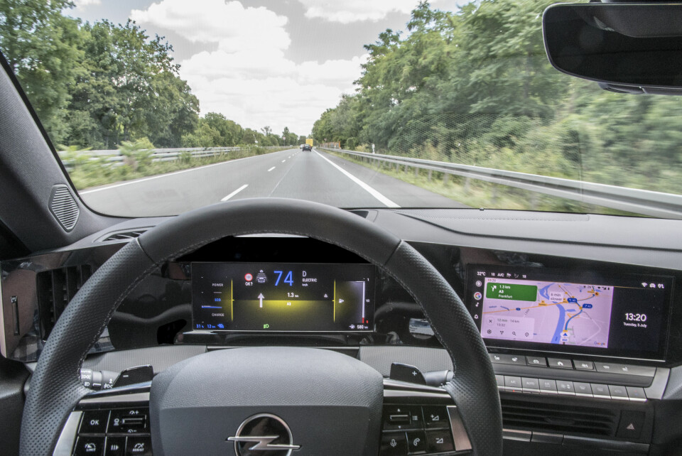 Opels nye skjermspråk med to skjermer under ett glass. Foto: Øivind Skar