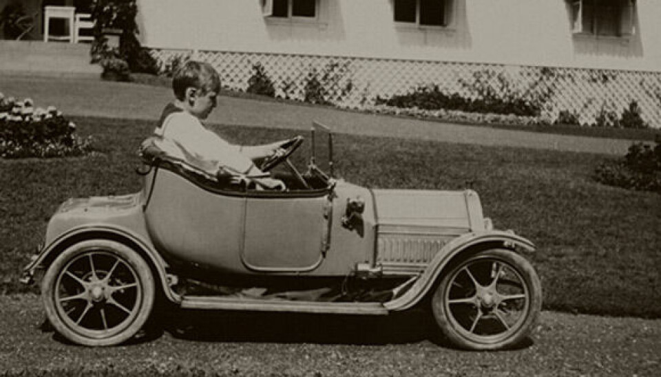 Kronprins Olav i sin elektriske Cadillac på Bygdø Kongsgård. Kronprins Olav i sin elektriske Cadillac på Bygdø Kongsgård.