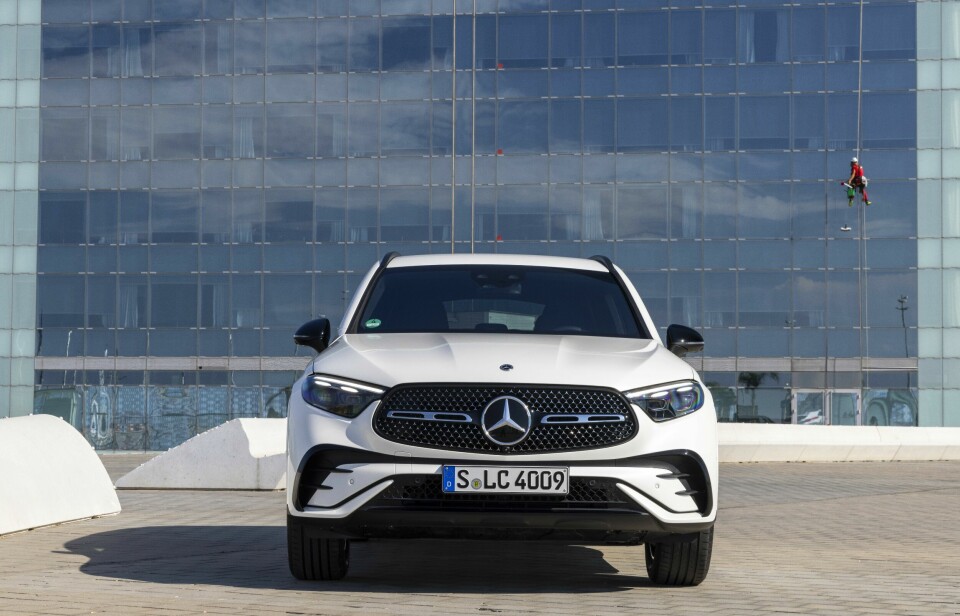 Mercedes-Benz GLC 300 de 4MATIC (Krafstoffverbrauch gewichtet, kombiniert (WLTP): 0,5-0,4 l/100 km, CO2-Emissionen gewichtet, kombiniert (WLTP): 14-10 g/km, Stromverbrauch gewichtet, kombiniert (WLTP): 22,9-20,5 kWh/100 km; alle Werte sind vorläufig); Exterieur: MANUFAKTUR diamantweiß bright, AMG Line; Interieur: Leder zweifarbig powerrot/schwarz, AMG Line;Krafstoffverbrauch gewichtet, kombiniert (WLTP): 0,5-0,4 l/100 km, CO2-Emissionen gewichtet, kombiniert (WLTP): 14-10 g/km, Stromverbrauch gewichtet, kombiniert (WLTP): 22,9-20,5 kWh/100 km; alle Werte sind vorläufigMercedes-Benz GLC 300 de 4MATIC (weighted/combined fuel comsumption (WLTP): 0.5-0.4 l/100 km,weighted/combined CO2 emissions: 14-10 g/km, weighted/combined power consumption: 22,9-20,5 kWh/100 km; all figures are provisional); exterior: MANUFAKTUR diamond white bright, AMG Line; interior: two-tone leather power red/black, AMG Line;Weighted/combined fuel comsumption (WLTP): 0.5-0.4 l/100 km,weighted/combined CO2 emissions: 14-10 g/km, weighted/combined power consumption: 22,9-20,5 kWh/100 km; all figures are provisional