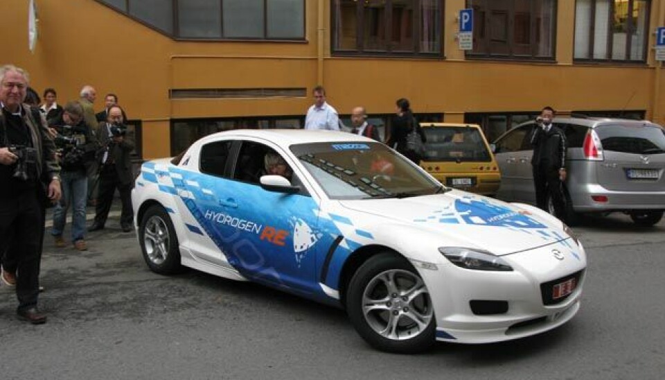 Samferdselsminister Liv Sign Navarsete prøver Norges første hydrogendrevne MazdaFoto: Jon Winding-Sørensen