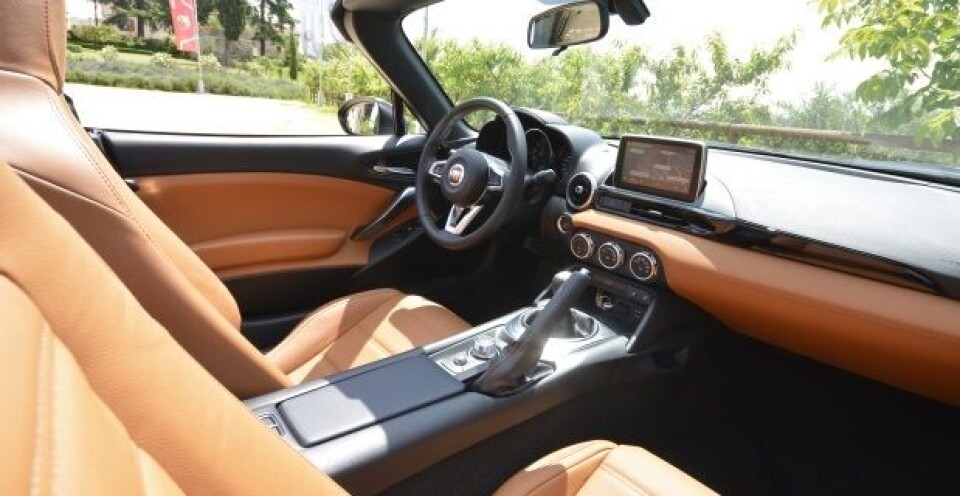 Interiøret i Fiat 124 Spider er i praksis uendret fra Mazda MX-5: Interiøret i Fiat 124 Spider er i praksis uendret fra Mazda MX-5: