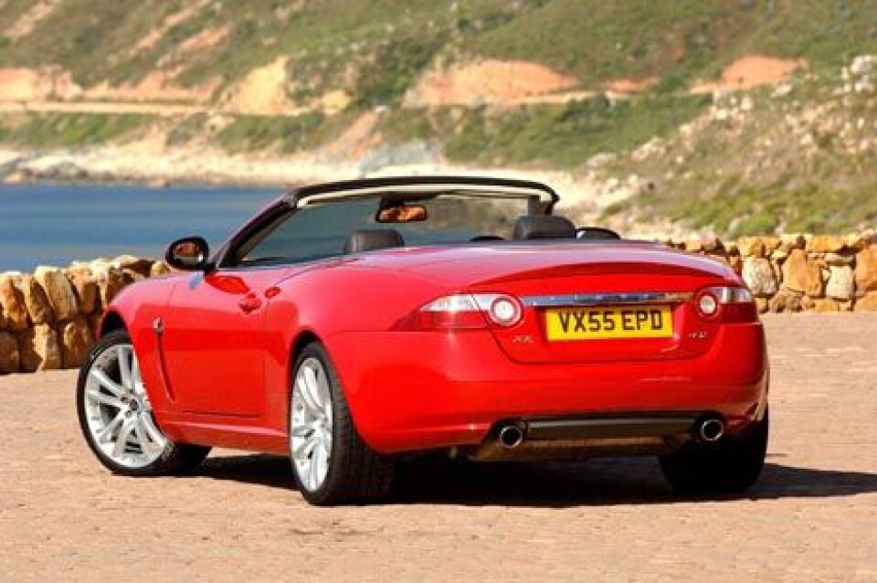 Jaguar XK Cabriolet er en av bilene du kan leie av Avis i England