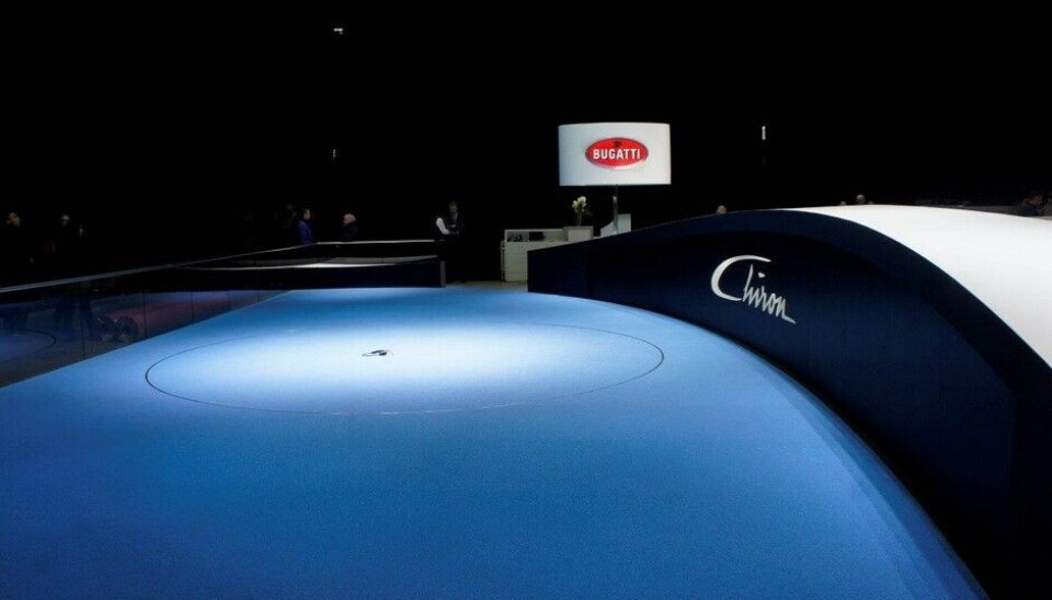 Genève, dagen før dagen førBugatti var den eneste av standene til VW-Gruppen som ikke var skjult bak store, svarte portierer. Grunnen var klar: de hadde jo ikke noe å skjule. - Foto: Jon Winding-Sørensen Genève, dagen før dagen førBugatti var den eneste av standene til VW-Gruppen som ikke var skjult bak store, svarte portierer. Grunnen var klar: de hadde jo ikke noe å skjule. - Foto: Jon Winding-Sørensen