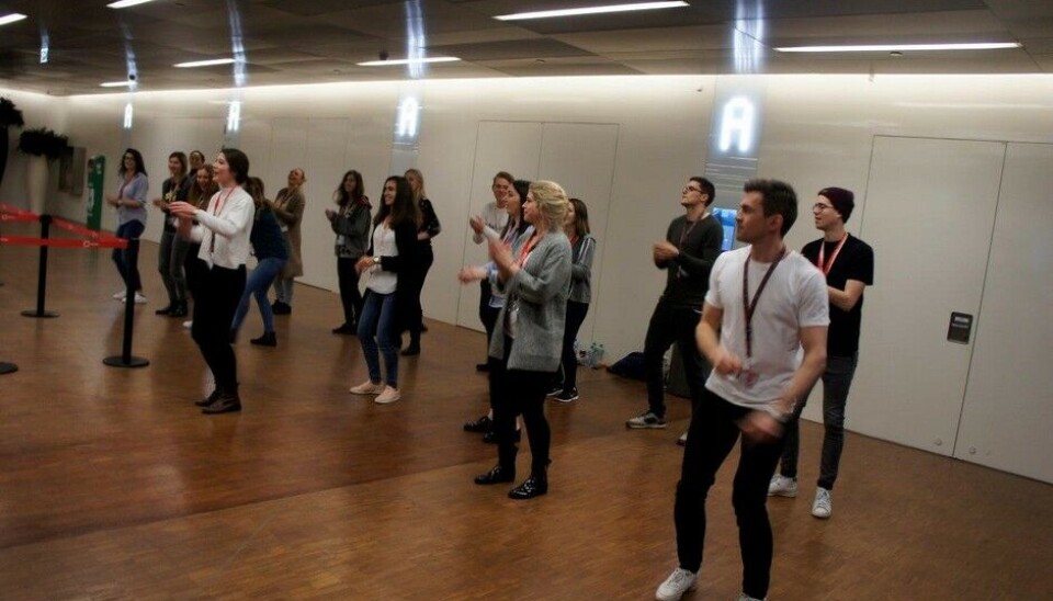 Genève, dagen før dagen førDet blir mye dans og musikk på pressedagen - bilene klarer jo ikke fenge oppmerksomheten. Treningslokaler må man finne overalt. I en korridor ved garderoben for eksempel. - Foto: Jon Winding-Sørensen Genève, dagen før dagen førDet blir mye dans og musikk på pressedagen - bilene klarer jo ikke fenge oppmerksomheten. Treningslokaler må man finne overalt. I en korridor ved garderoben for eksempel. - Foto: Jon Winding-Sørensen