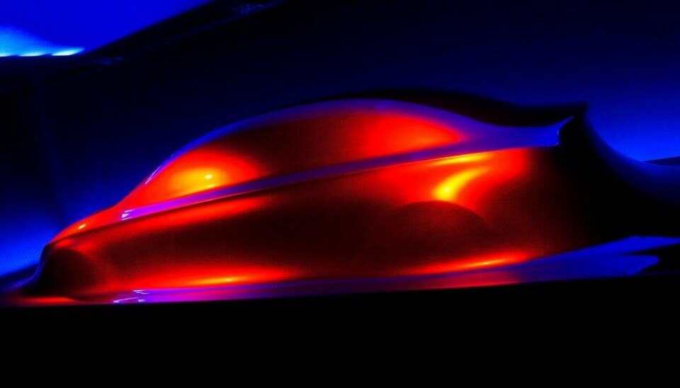 Genève, dagen før dagen førVi var ikke helt sikre på om det var skulptur nummer tre eller fire, Mercedes-designer Olivier Laurent som viste oss rundt denne, som altså skal antyde både den nye designretningen deres, og den kommende nye A-Sedan. - Foto: Jon Winding-Sørensen Genève, dagen før dagen førVi var ikke helt sikre på om det var skulptur nummer tre eller fire, Mercedes-designer Olivier Laurent som viste oss rundt denne, som altså skal antyde både den nye designretningen deres, og den kommende nye A-Sedan. - Foto: Jon Winding-Sørensen