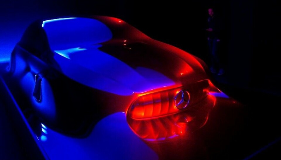 Genève, dagen før dagen førVi var ikke helt sikre på om det var skulptur nummer tre eller fire, Mercedes-designer Olivier Laurent som viste oss rundt denne, som altså skal antyde både den nye designretningen deres, og den kommende nye A-Sedan. - Foto: Jon Winding-Sørensen Genève, dagen før dagen førVi var ikke helt sikre på om det var skulptur nummer tre eller fire, Mercedes-designer Olivier Laurent som viste oss rundt denne, som altså skal antyde både den nye designretningen deres, og den kommende nye A-Sedan. - Foto: Jon Winding-Sørensen